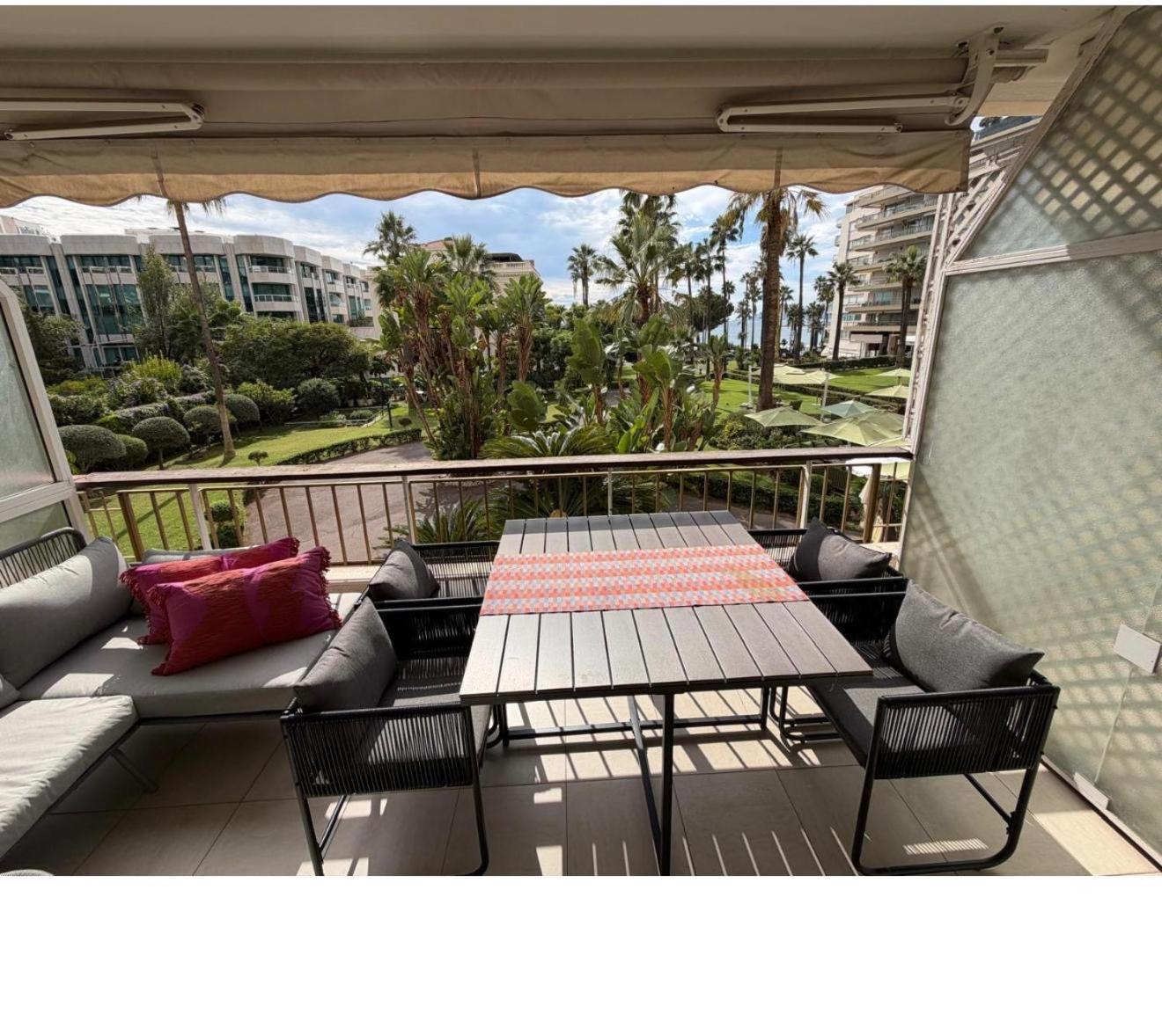Two-Bedroom Apartment Sea View