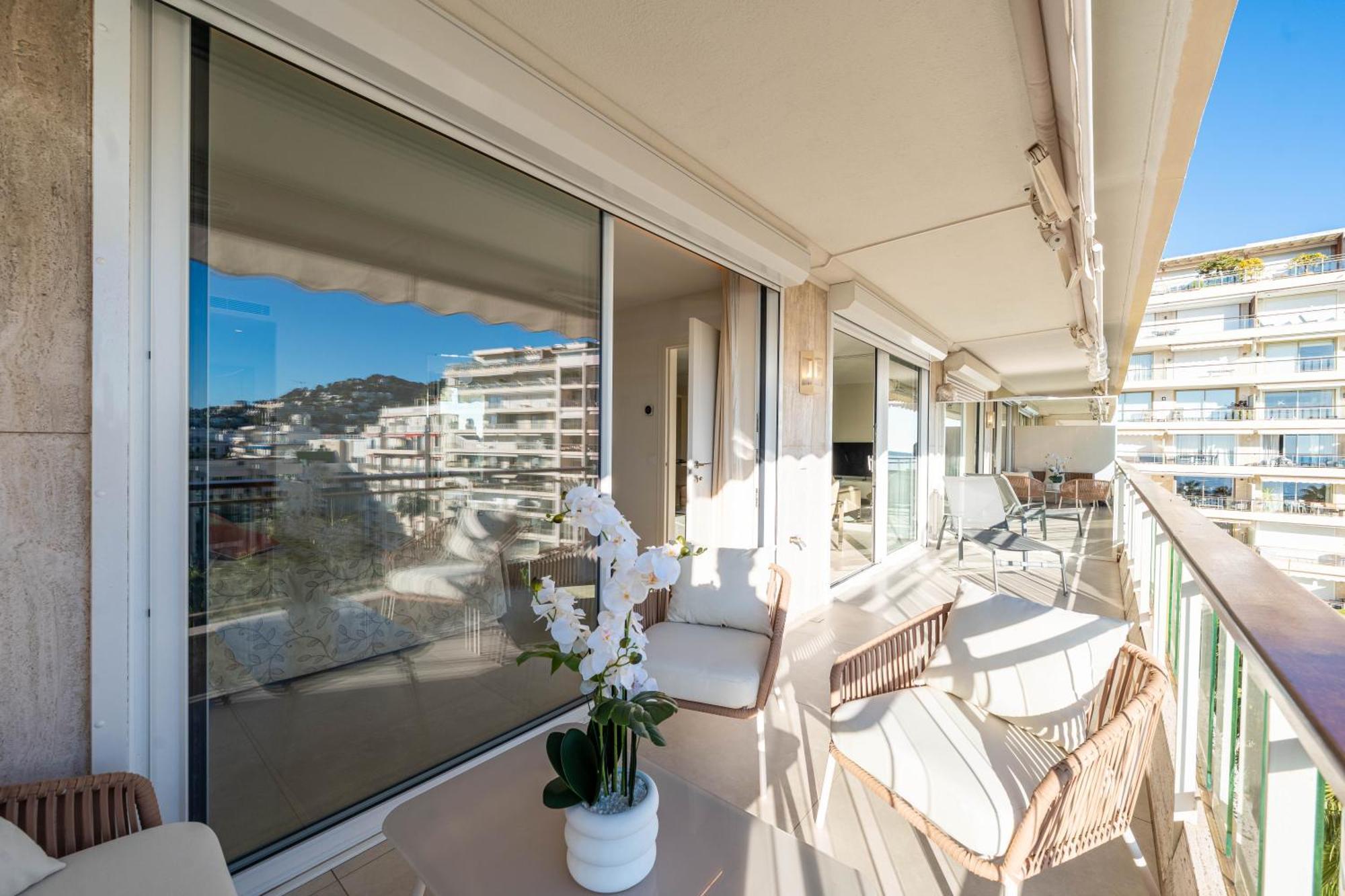 Two-Bedroom Apartment Terrace Sea View