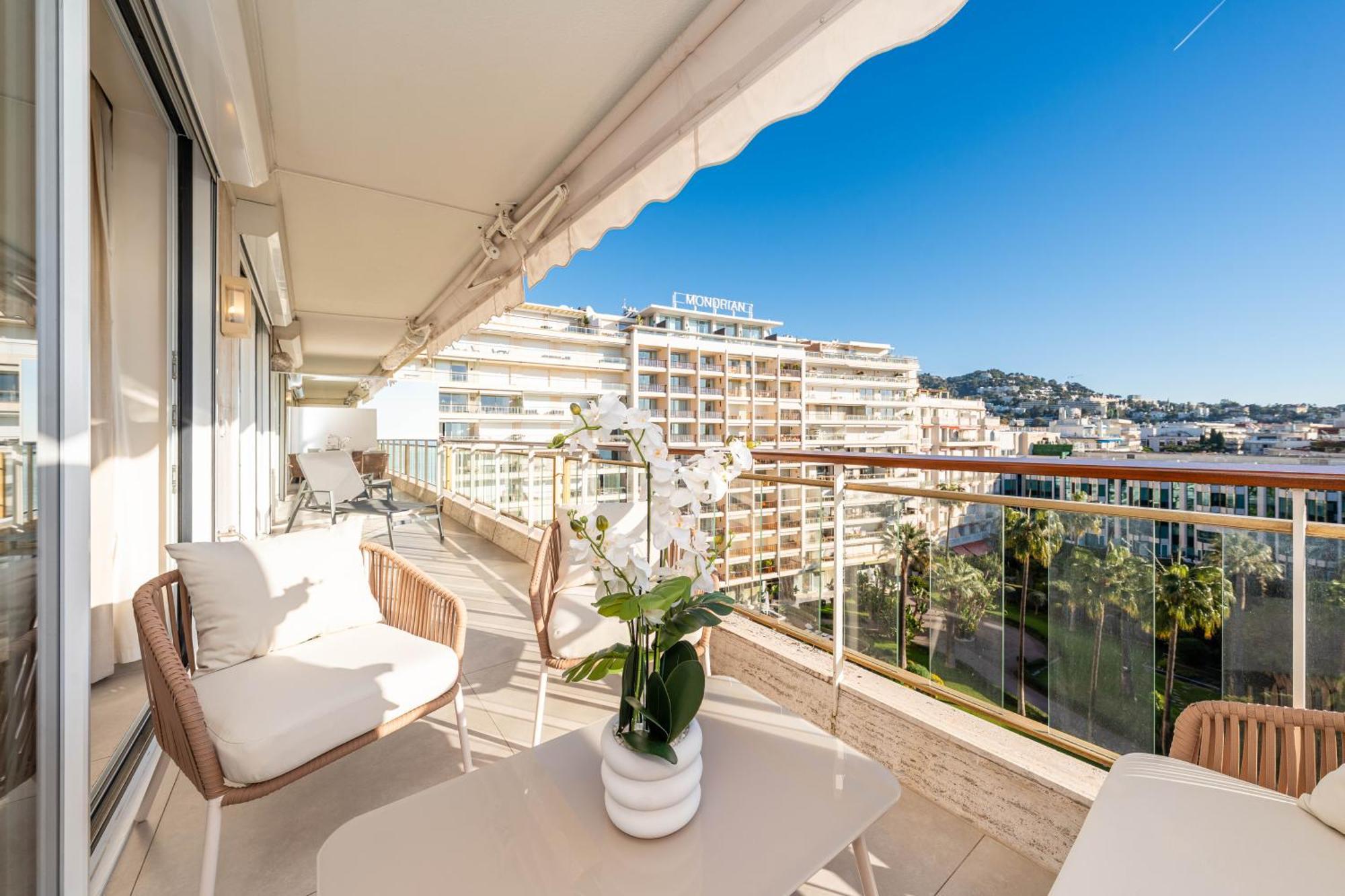 Two-Bedroom Apartment Terrace Sea View